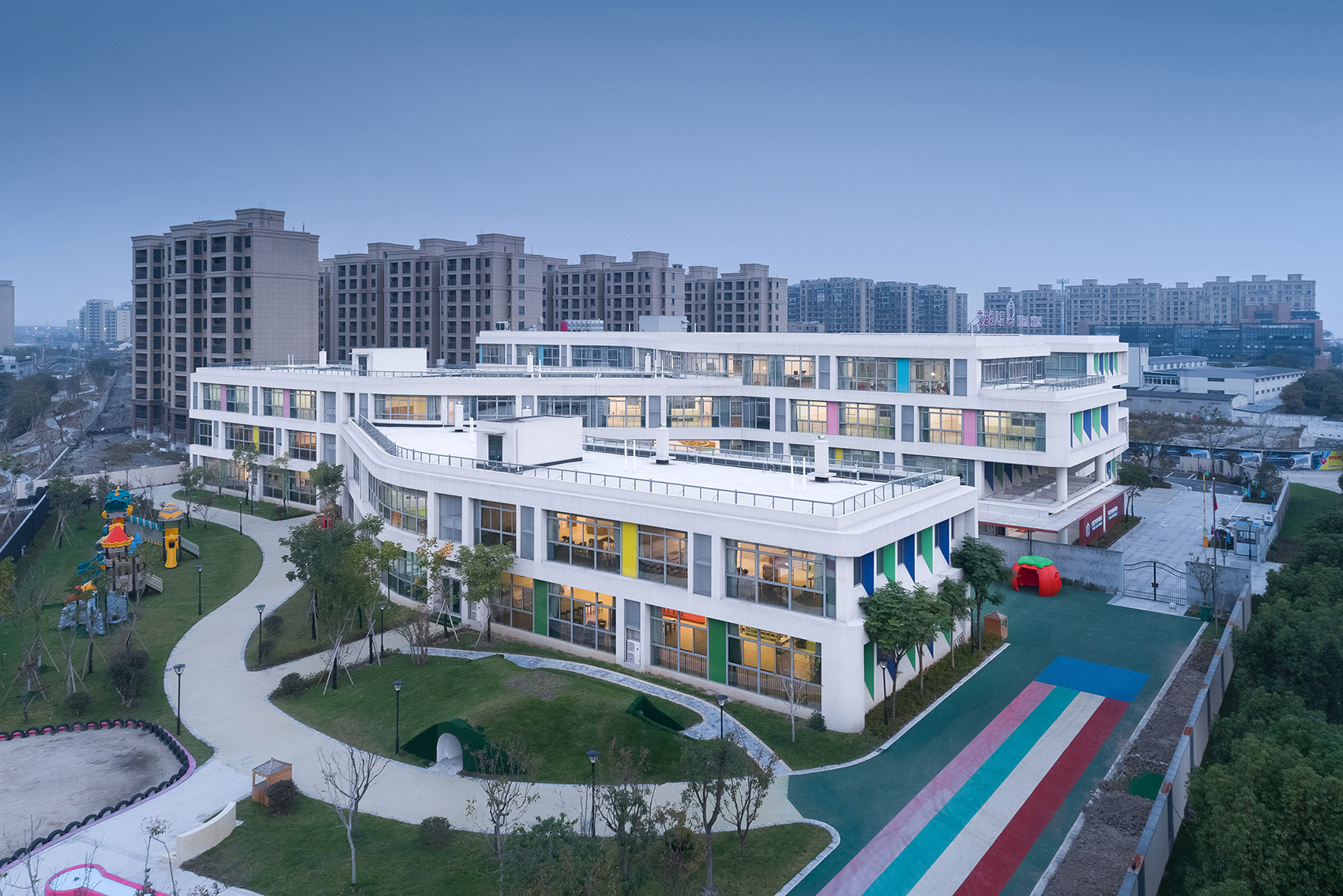 009-yy-terrace-school-ningbo-idea-kids-international-kindergarten-china-by-archgrid.jpg