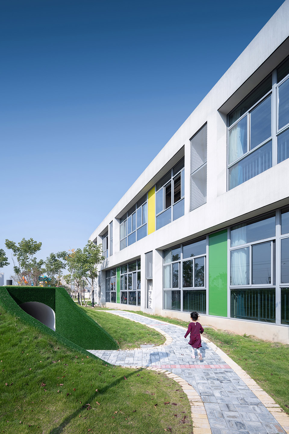 016-yy-terrace-school-ningbo-idea-kids-international-kindergarten-china-by-archgrid.jpg