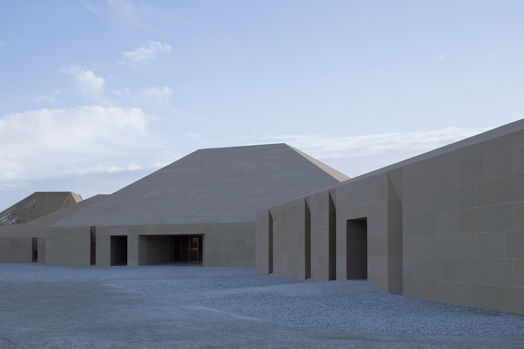 007-dunhuang-tourism-distributing-center-china-by-biad-zxd-architects.jpg