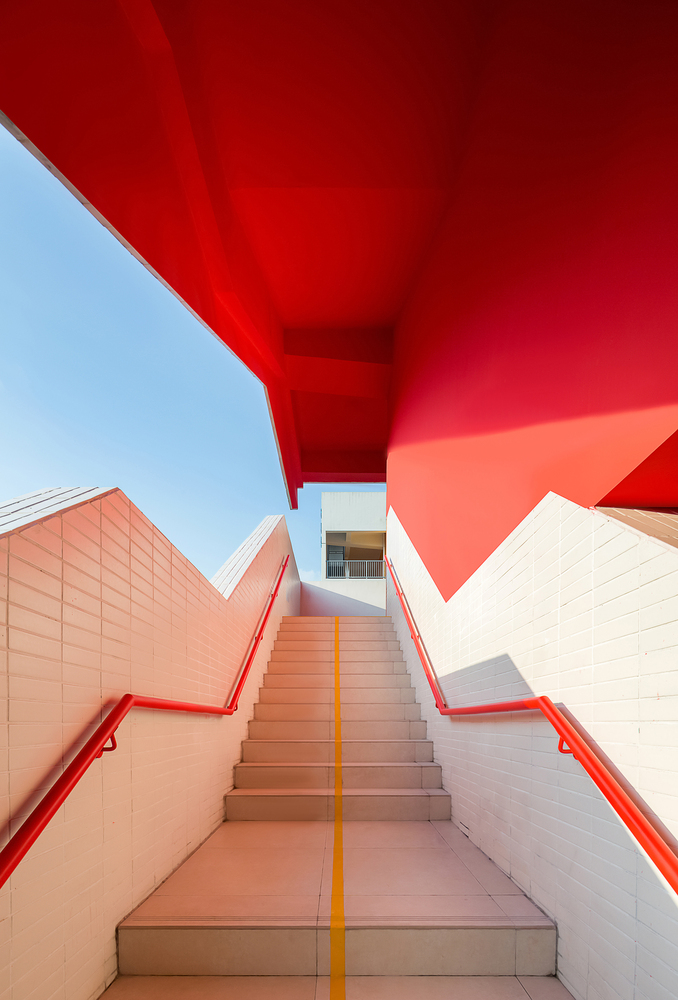 8.色彩鲜明的室外楼梯_8._Brightly-colored_outdoor_stairs.jpg