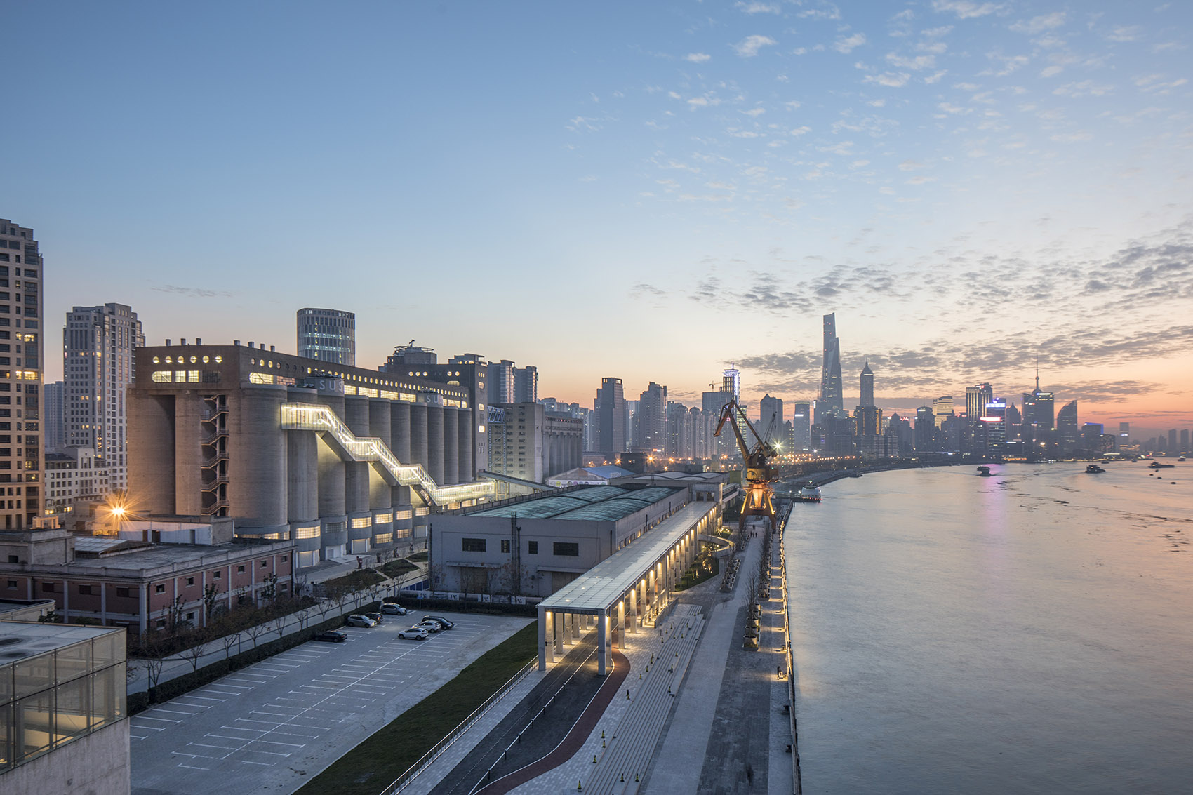 003-renovation-of-80000-ton-silos-on-minsheng-wharf-china-by-atelier-deshaus.jpg