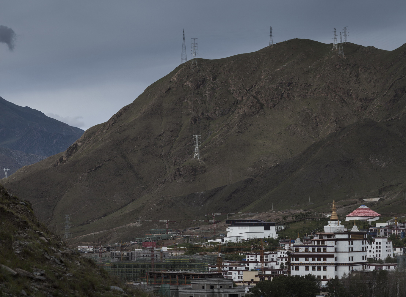 04博物馆远景_building_in_natural_and_urban_context.jpg