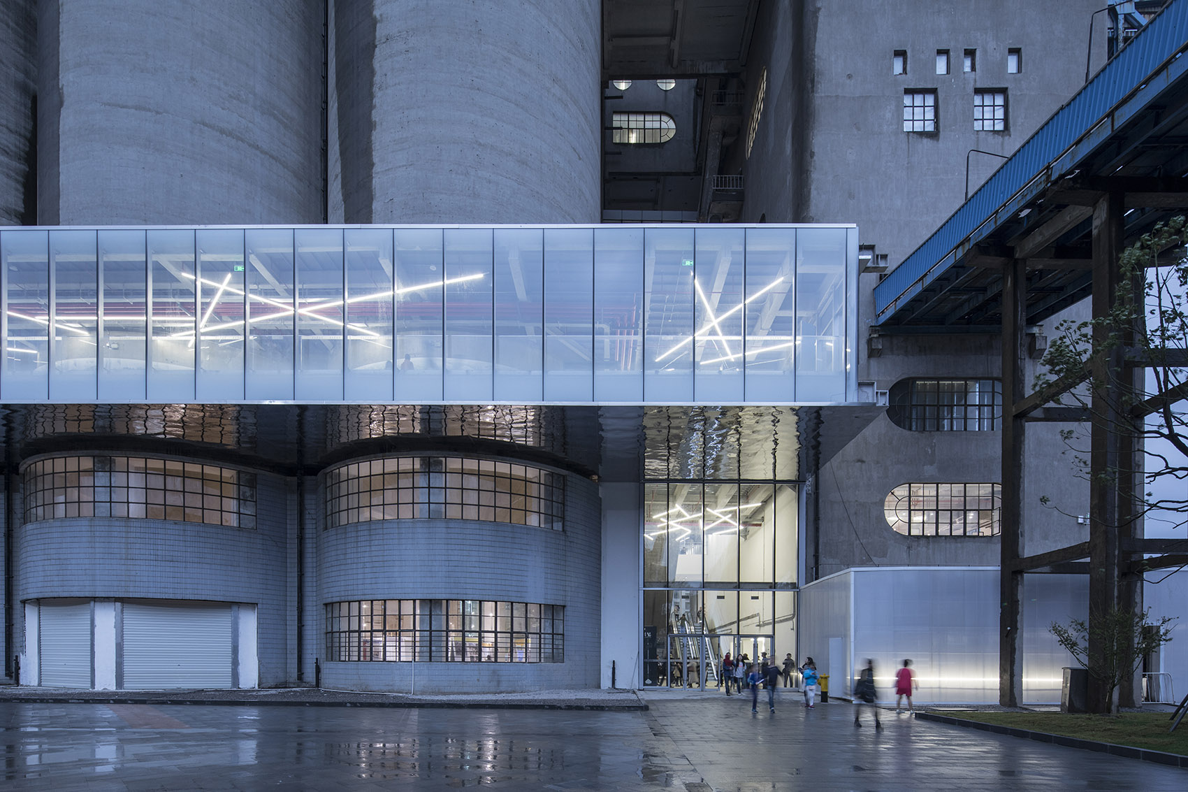 010-renovation-of-80000-ton-silos-on-minsheng-wharf-china-by-atelier-deshaus.jpg