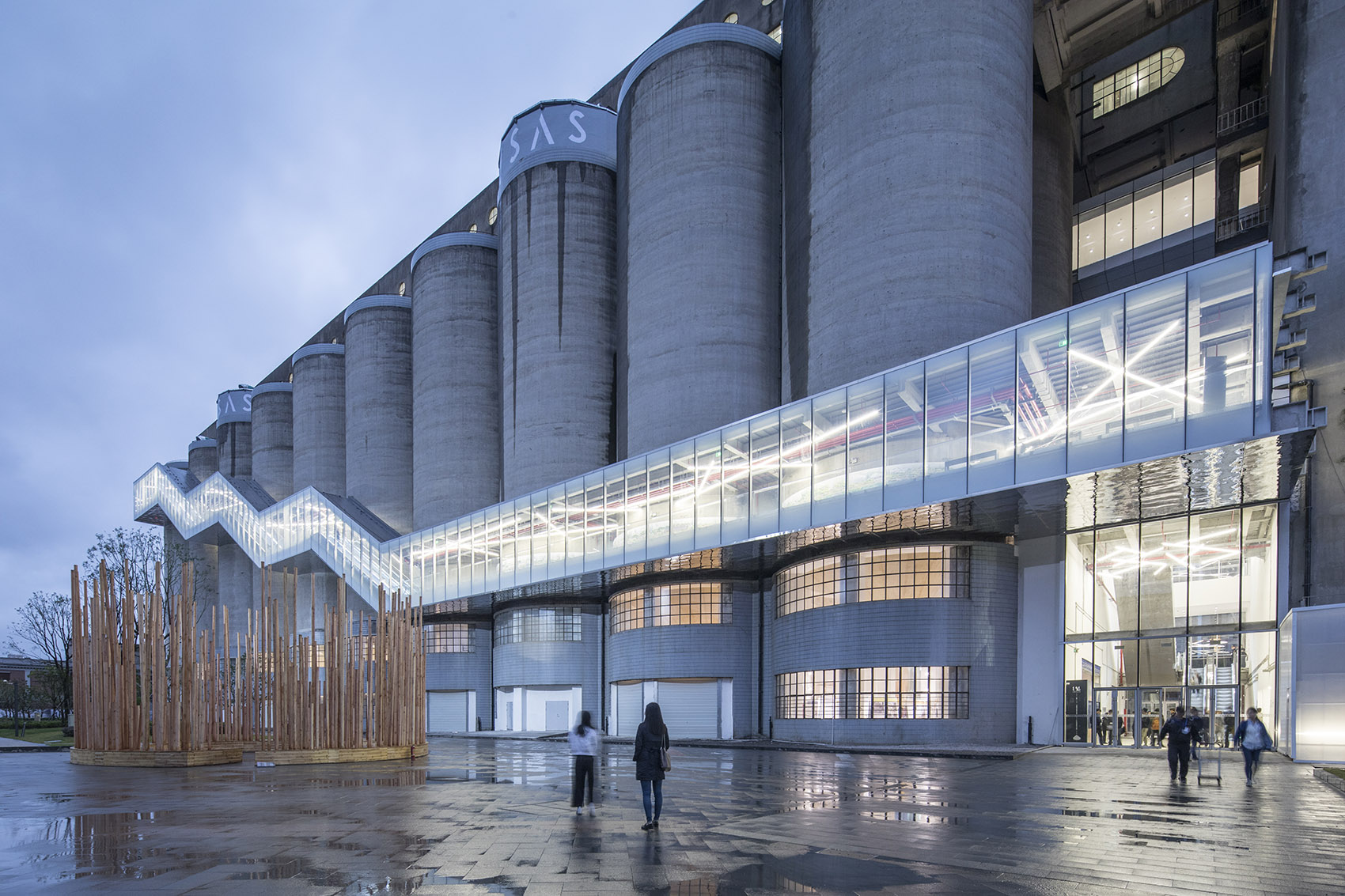 011-renovation-of-80000-ton-silos-on-minsheng-wharf-china-by-atelier-deshaus.jpg