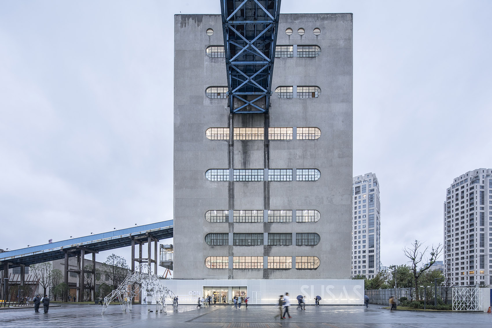 009-renovation-of-80000-ton-silos-on-minsheng-wharf-china-by-atelier-deshaus.jpg