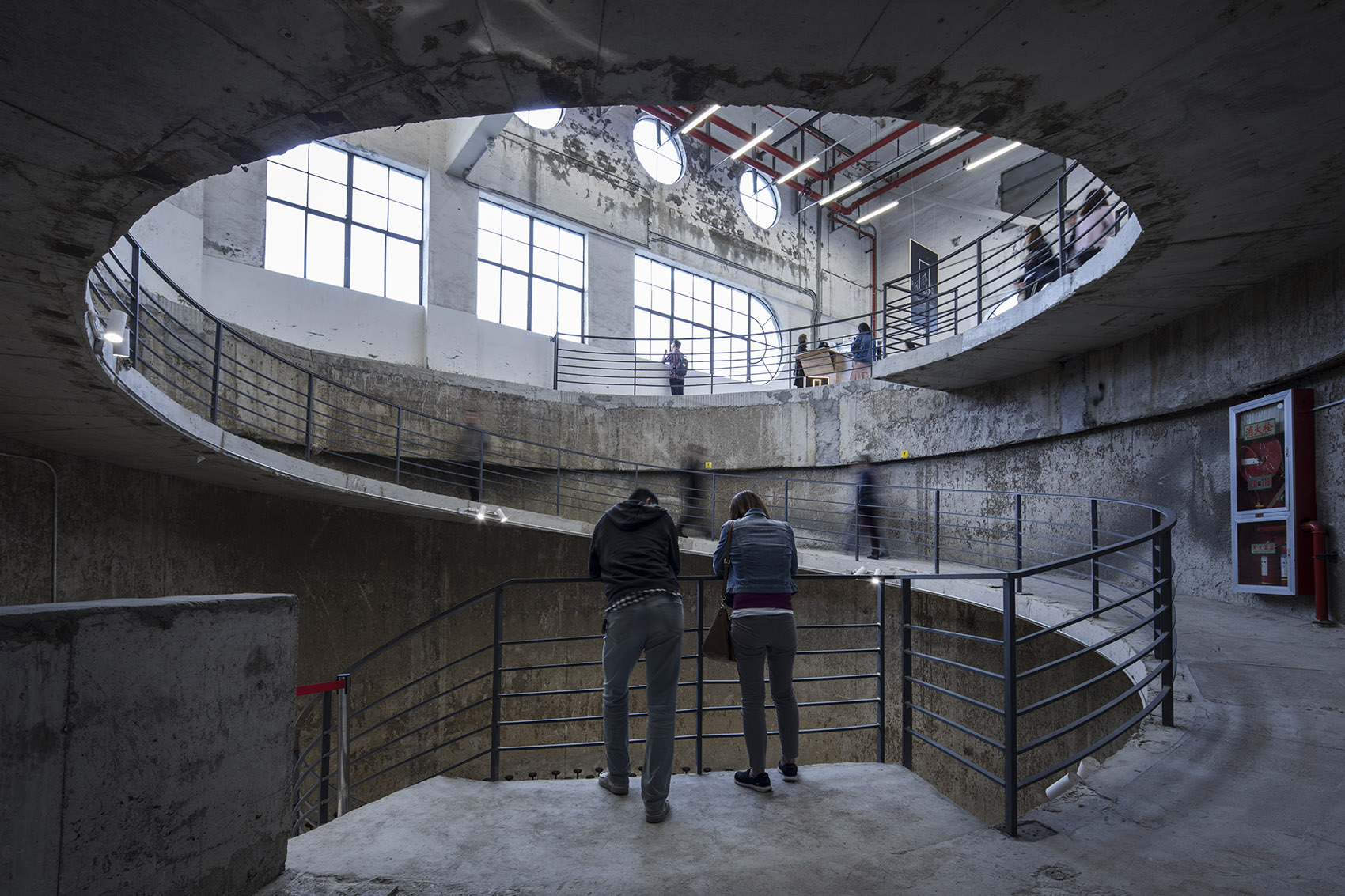 004-renovation-of-80000-ton-silos-on-minsheng-wharf-china-by-atelier-deshaus.jpg