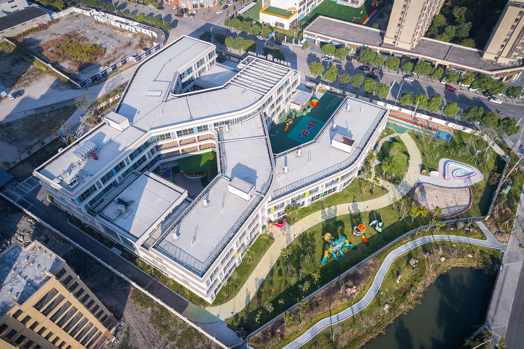 008-yy-terrace-school-ningbo-idea-kids-international-kindergarten-china-by-archgrid.jpg