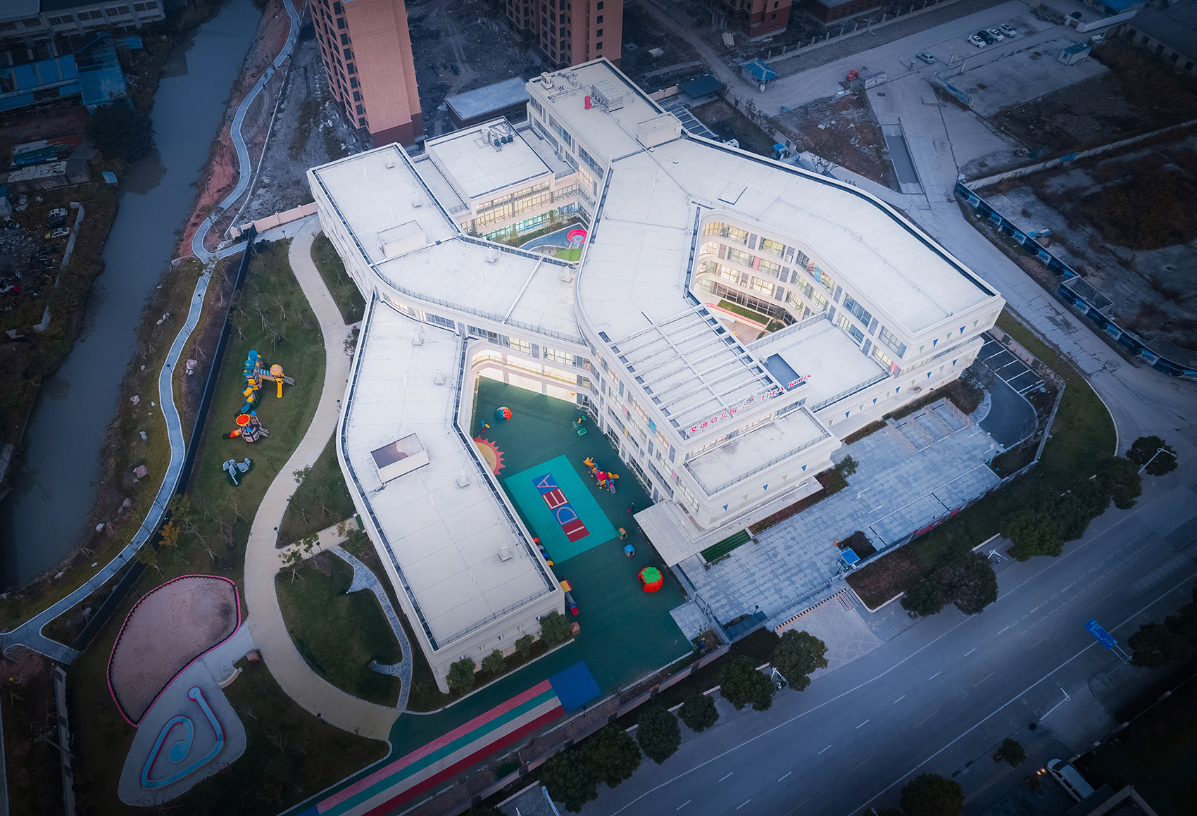 005-yy-terrace-school-ningbo-idea-kids-international-kindergarten-china-by-archgrid.jpg