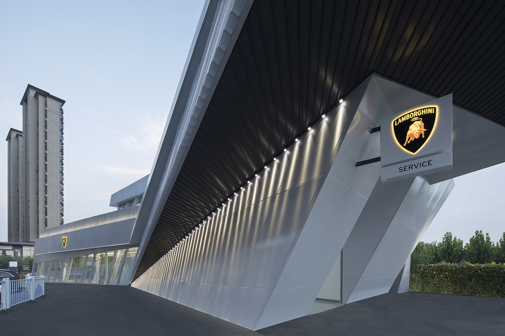 011-lamborghini-exhibition-center-in-zhengzhou-china-by-pma.jpg