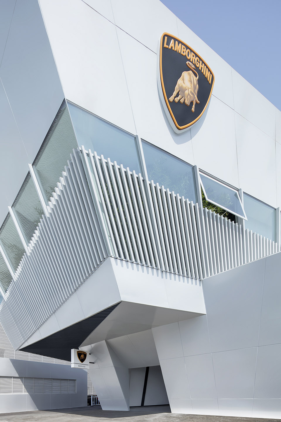 006-lamborghini-exhibition-center-in-zhengzhou-china-by-pma.jpg